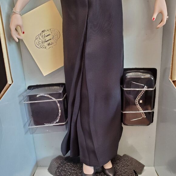 Diana Princess of Wales Porcelain Portrait Doll - Picture 4 of 11